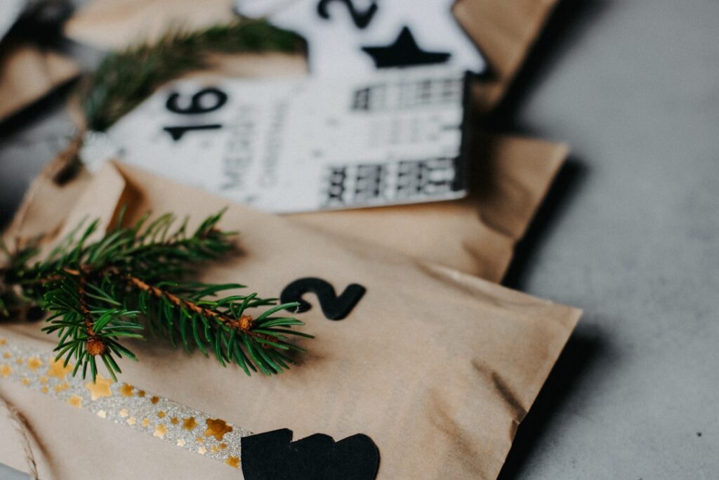 entdecken sie unseren adventskalender für paare – 24 romantische überraschungen, die die vorweihnachtszeit unvergesslich machen.