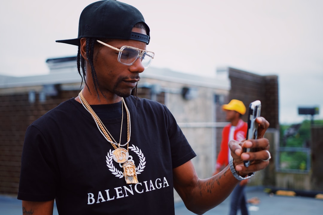 erfahren sie alles über das vermögen von montanablack, den deutschen youtuber und streamer, inklusive einkommen, karriere und finanzielle erfolge.